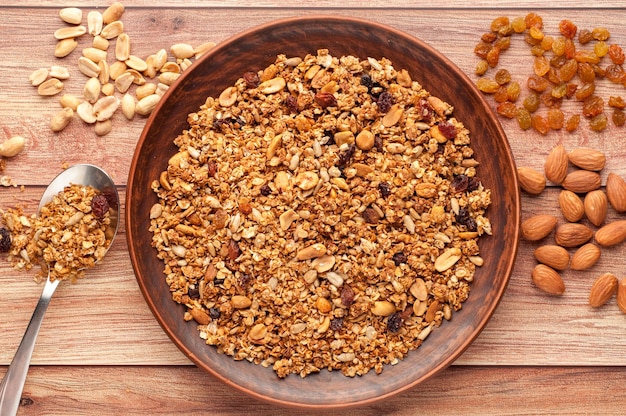 Bol avec granola sur un fond en bois