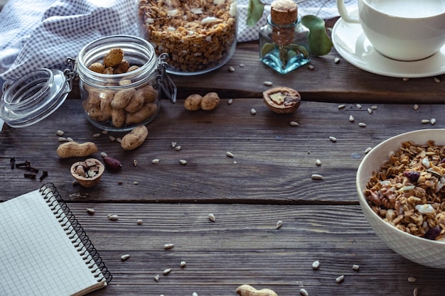 Bol de granola de fond de petit déjeuner sain et noix de cajou sur une table en bois marron