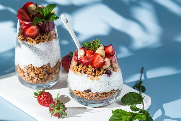 Un bol de granola avec des fraises et des fraises sur le dessus