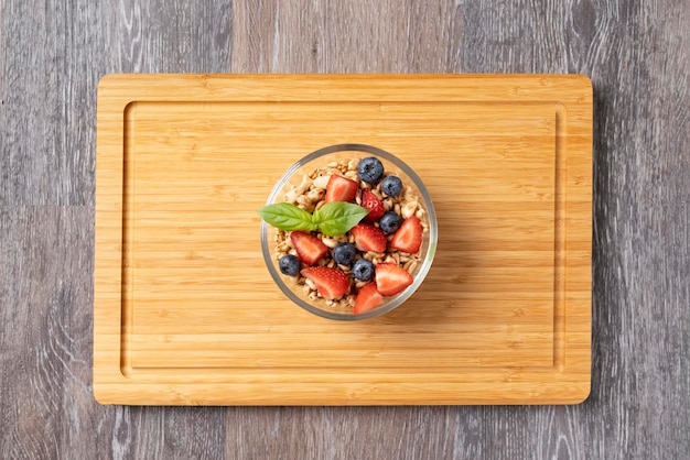 Bol de granola avec fruits frais et yaourt