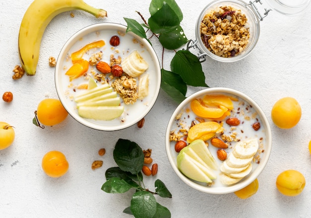 Bol à granola avec fruits, noix, lait et beurre de cacahuète