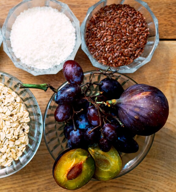 Bol de granola, graines et fruits