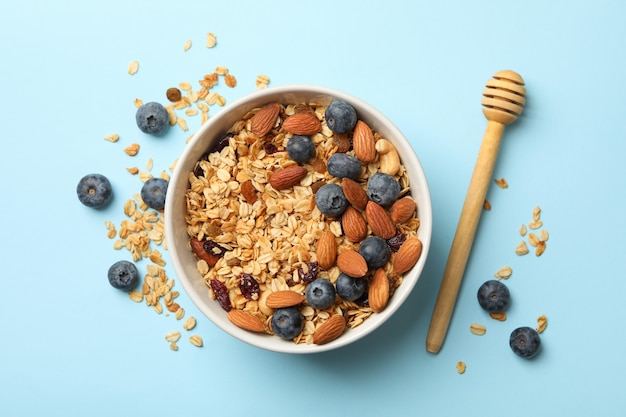 Bol avec granola et louche au miel