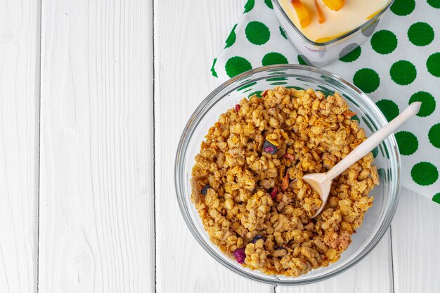 Bol avec granola sur table en bois se bouchent