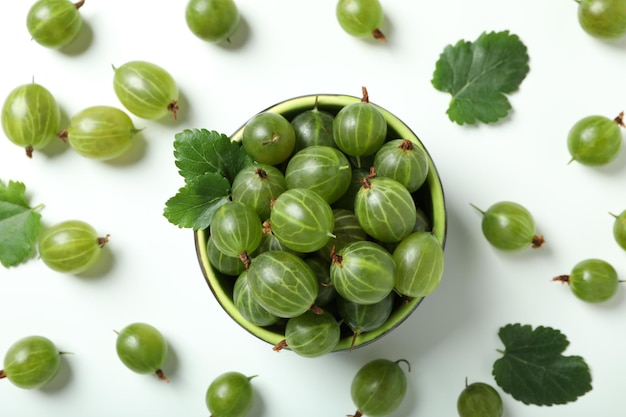 Bol de groseille mûre sur fond blanc