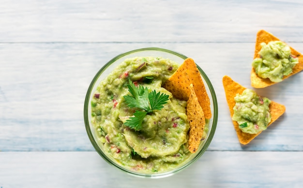 Bol de guacamole aux chips de tortilla