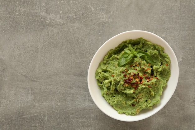 Bol de guacamole sur fond gris, espace pour le texte