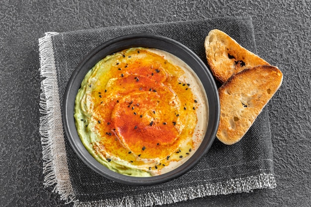 Photo bol de guacamole et houmous avec pain grillé