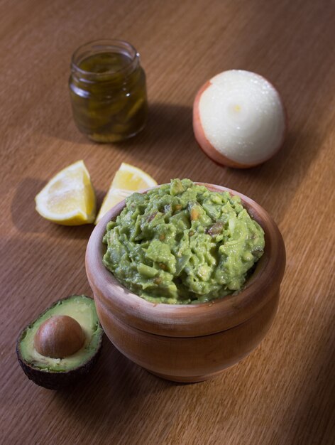 Bol de guacamole maison avec des ingrédients frais