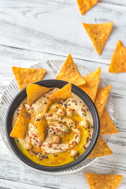 Bol d'houmous avec chips de tortilla