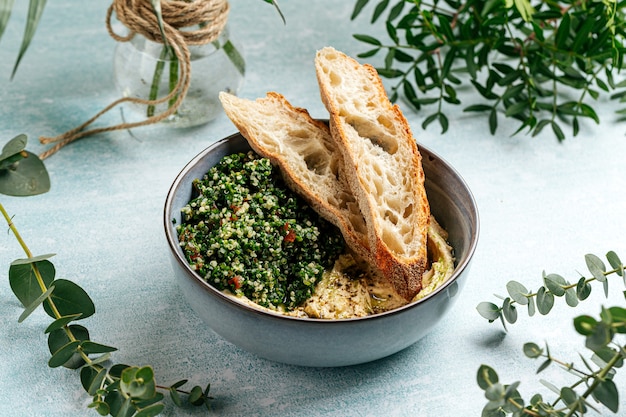 Bol de houmous avec salade de taboulé et toasts