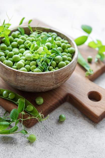 Un bol avec de jeunes gousses juteuses de pois verts frais nourriture biologique saine