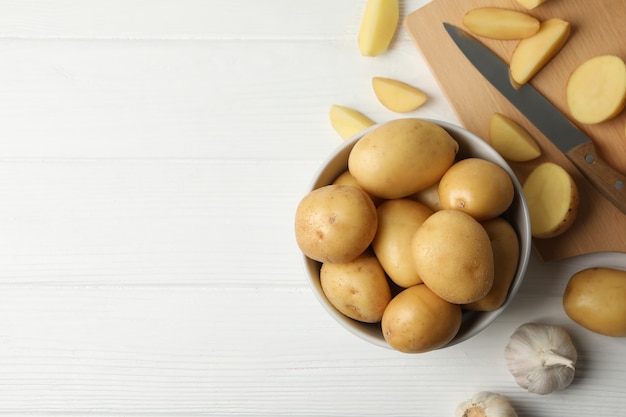 Bol avec jeunes pommes de terre sur une surface en bois