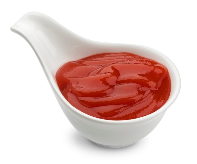 Bol de ketchup isolé sur fond blanc avec un tracé de détourage