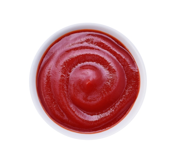 Bol de ketchup ou sauce tomate isolé sur blanc, vue du dessus