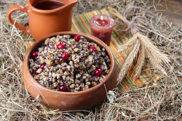 Bol avec kutia - repas sucré traditionnel de Noël en Ukraine, en Biélorussie et en Pologne, sur fond de bois