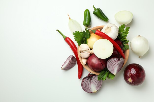 Bol avec des légumes épicés sur fond blanc