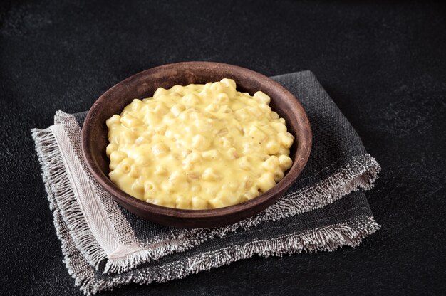 Bol de macaroni au fromage sur tableau noir