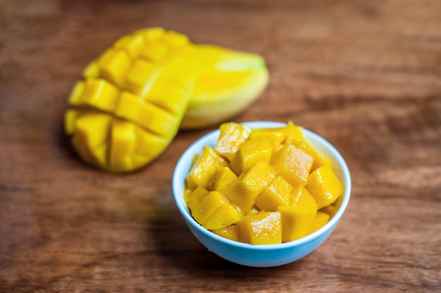 Bol de mangue fraîche saine