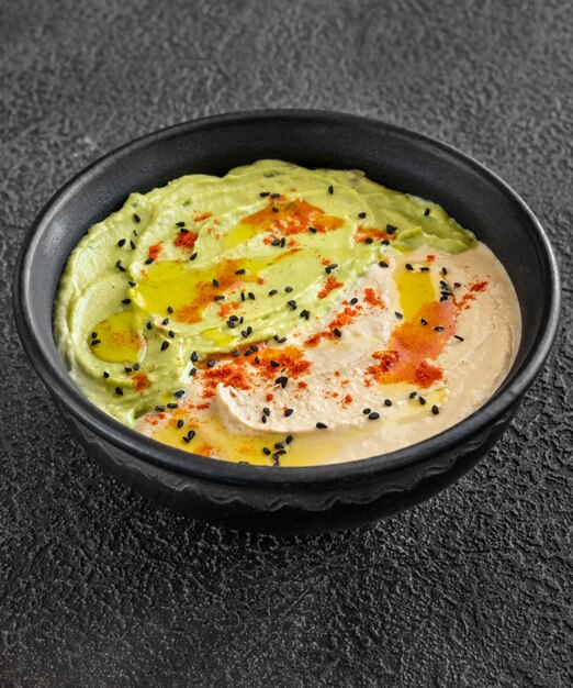 Bol de mélange de guacamole et houmous