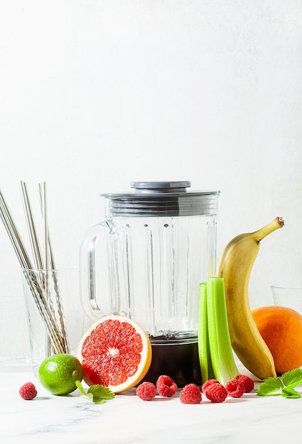 Photo bol mélangeur de smoothie en verre vide et ingrédients sur la table.