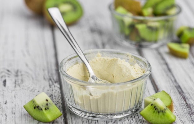 Bol avec mise au point sélective de poudre de Kiwi fraîchement préparée