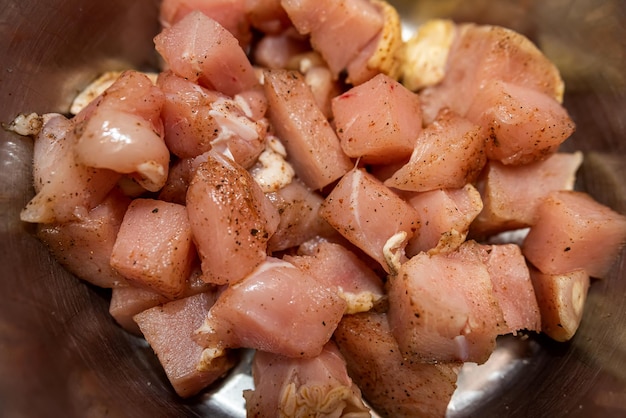 Bol avec morceau de viande de porc crue pour barbecue