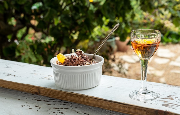 Un bol de mousse au chocolat et un coup de liqueur de mandarine traditionnelle sur un rebord de fenêtre