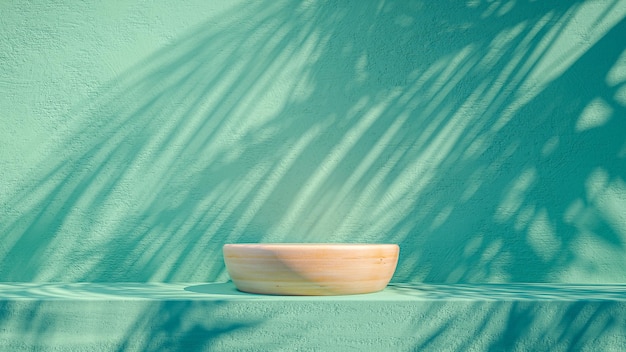 Un bol sur un mur vert avec une ombre de feuilles de palmier dessus