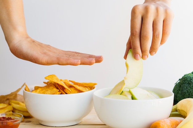 Photo bol à nachos vs bol à fruits