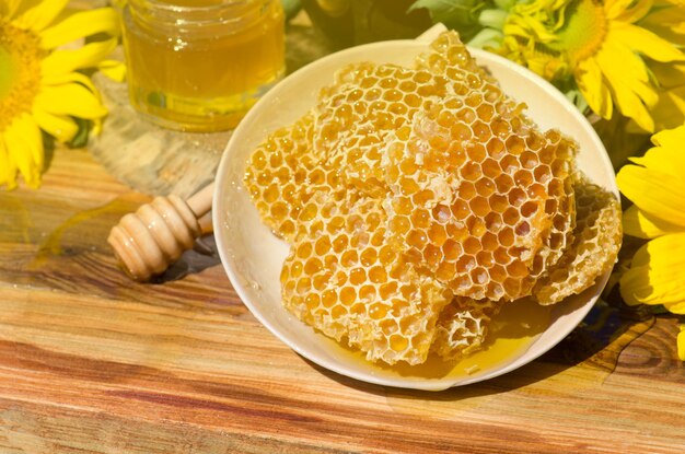 Bol avec des nids d'abeilles frais et du miel Ingrédients naturels biologiques Nid d'abeille au miel