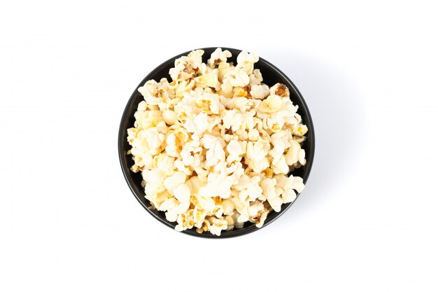 Bol noir avec pop-corn isolé sur fond blanc