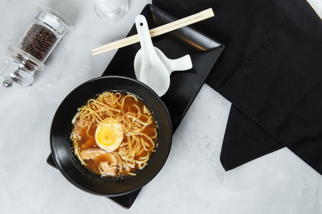 Bol de nouilles ramen au poulet et aux œufs, cuisine japonaise. Nourriture chinoise. La cuisine Thai. restauration rapide asiatique