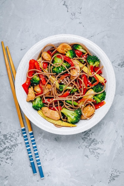 Bol de nouilles sautées au poulet avec brocoli Vue de dessus