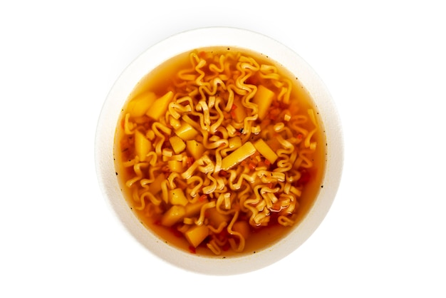 Bol De Nouilles, Soupe De Nouilles Dans Une Tasse, Repas Asiatique Isolé Sur Fond Blanc Soupe Dans Un Bol Blanc. Photo De Haute Qualité