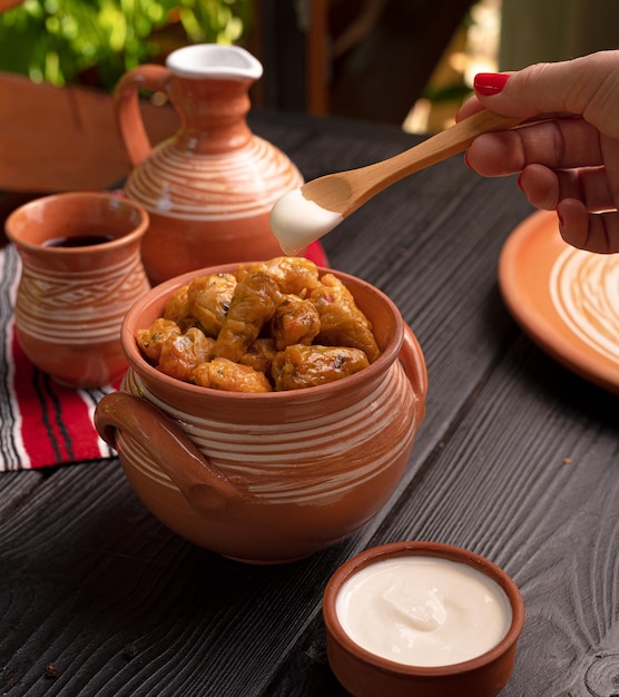 Un bol de nourriture avec une cuillère et un bol de sauce dessus.