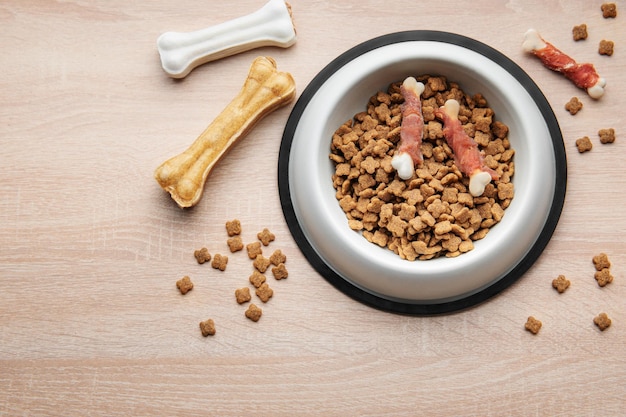 Un bol de nourriture pour chien sur un plancher en bois