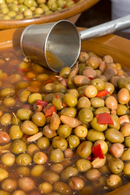 Bol d'olives vertes avec cuillère