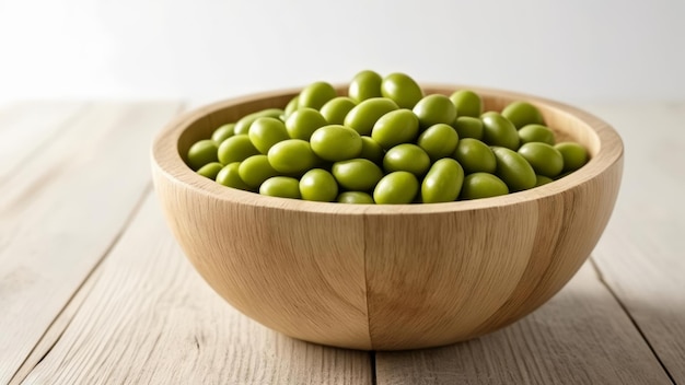 Un bol d'olives vertes fraîches et vibrantes