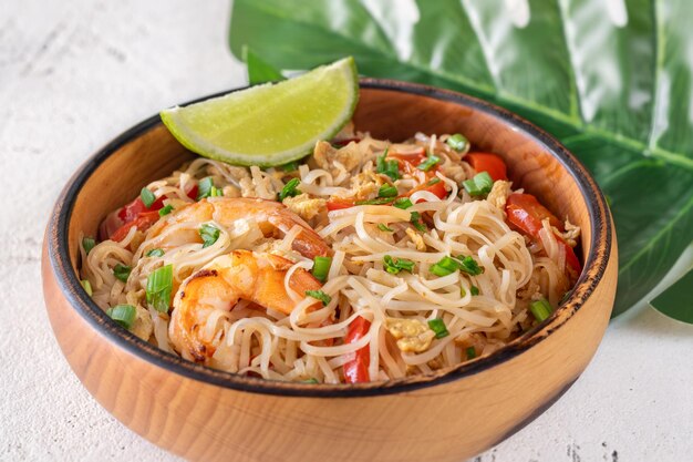 Photo un bol de pad thai