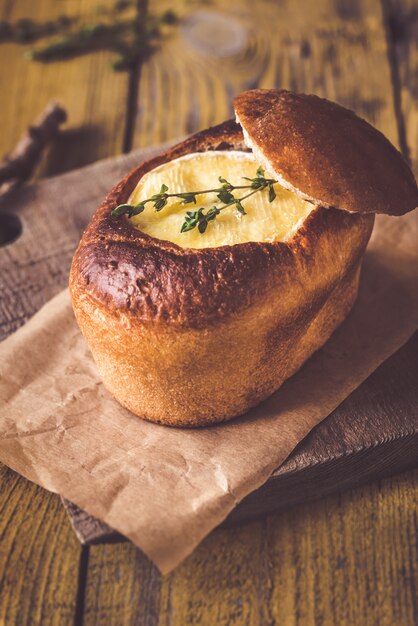 Bol à pain camembert sur le fond en bois