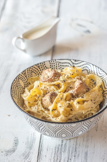 Bol de pâtes Alfredo aux champignons