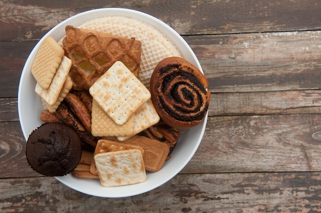 Bol de pâtisseries lumineux sur une table en bois