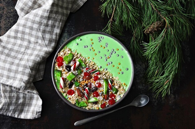 Bol de petit déjeuner de Noël. Branches d'arbres de Noël et décorations de Noël.