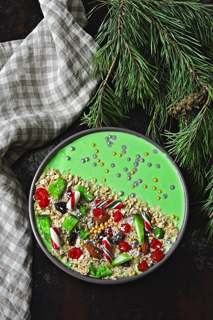 Bol de petit déjeuner de Noël. Branches d'arbres de Noël et décorations de Noël.