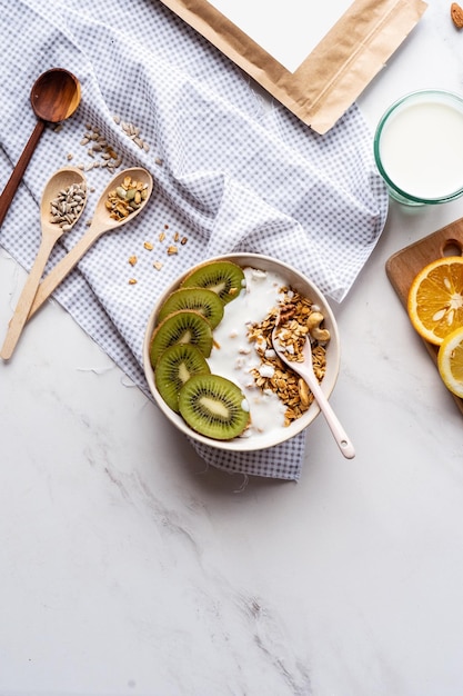 Bol de petit déjeuner sain avec concept de cuillère repas du matin détox sur fond