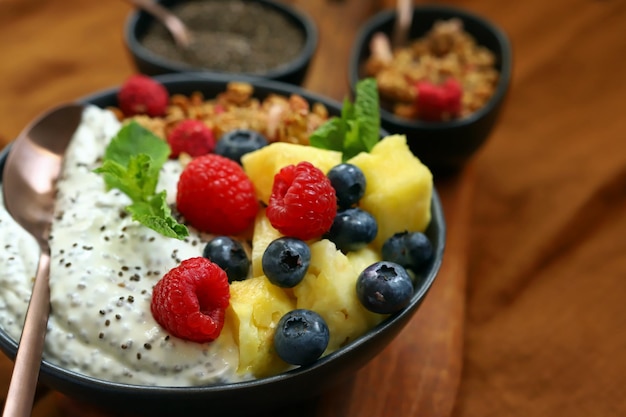 Bol de petit-déjeuner sain avec croquants de yogourt chia et fruits