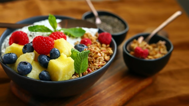 Bol de petit-déjeuner sain avec croquants de yogourt chia et fruits