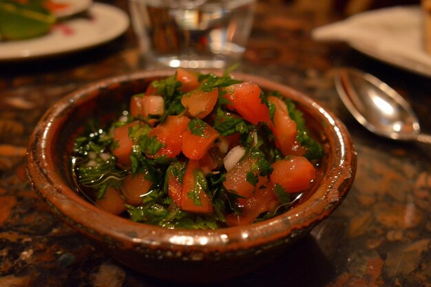 Photo un bol de pico de gallo pour accompagner les chilaquiles