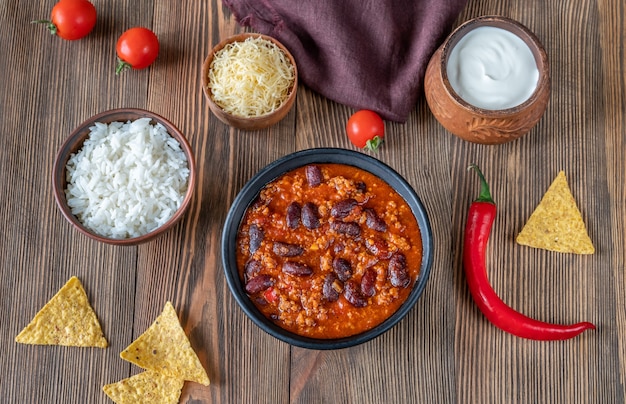 Bol de piment avec de la viande avec des ingrédients